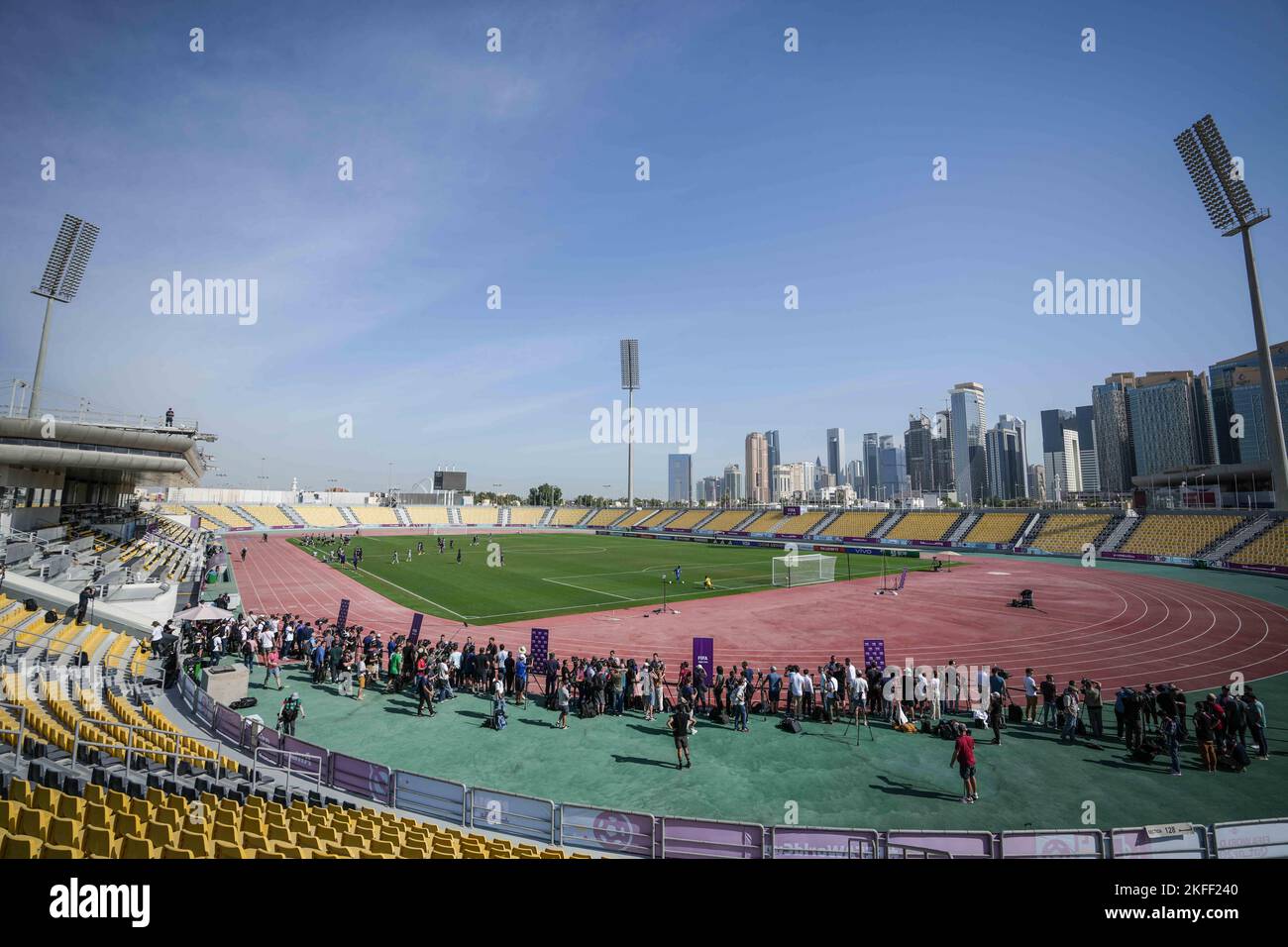 Doha. 18th Nov 2022. La foto scattata il 18 novembre 2022 mostra una sessione di pratica degli arbitri al Qatar Sports Club Stadium di Doha, Qatar. Credit: Pan Yulong/Xinhua/Alamy Live News Foto Stock