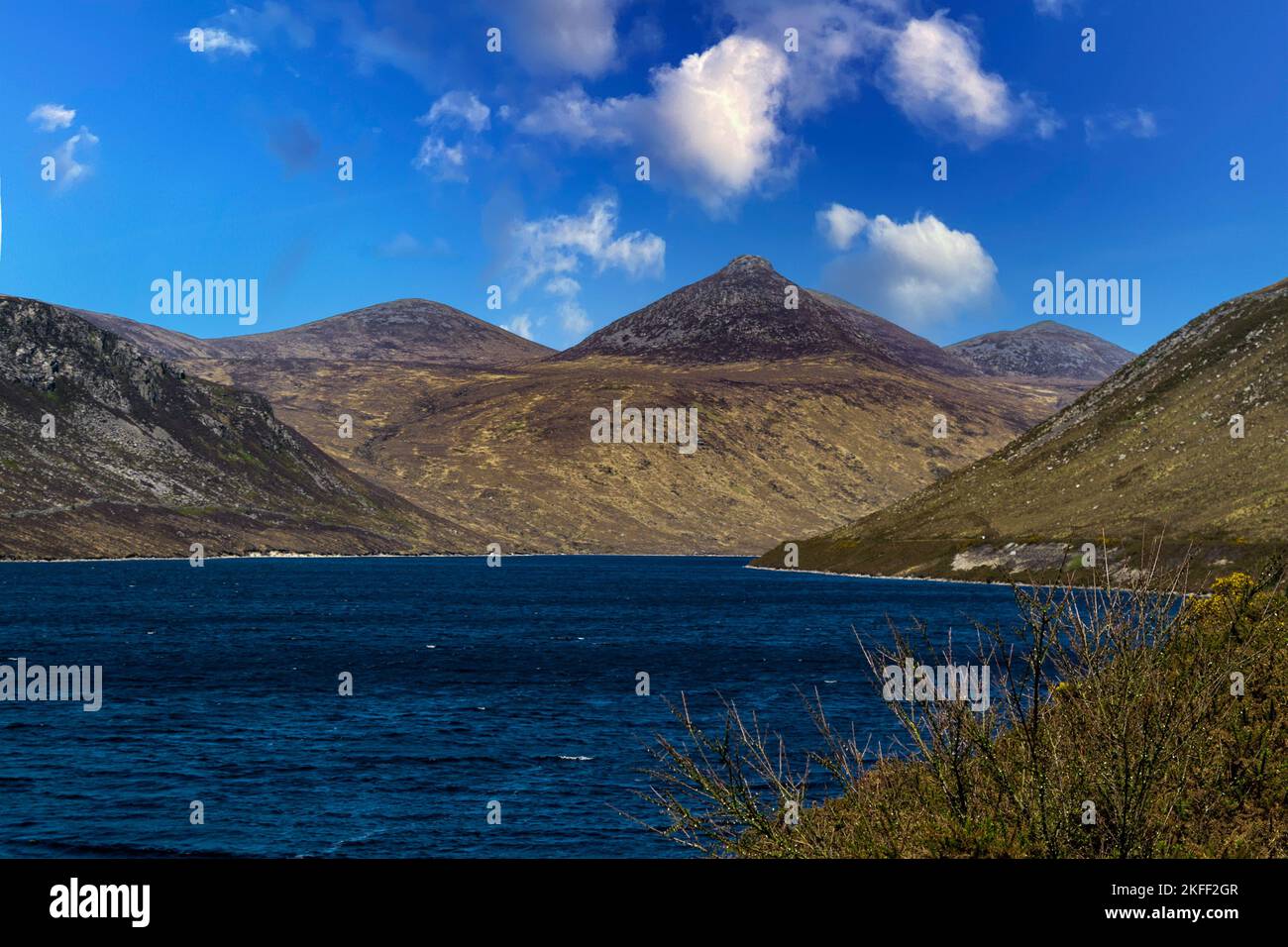 Le montagne di Mourne che si affaccia sul lago artificiale Silent Valley Foto Stock