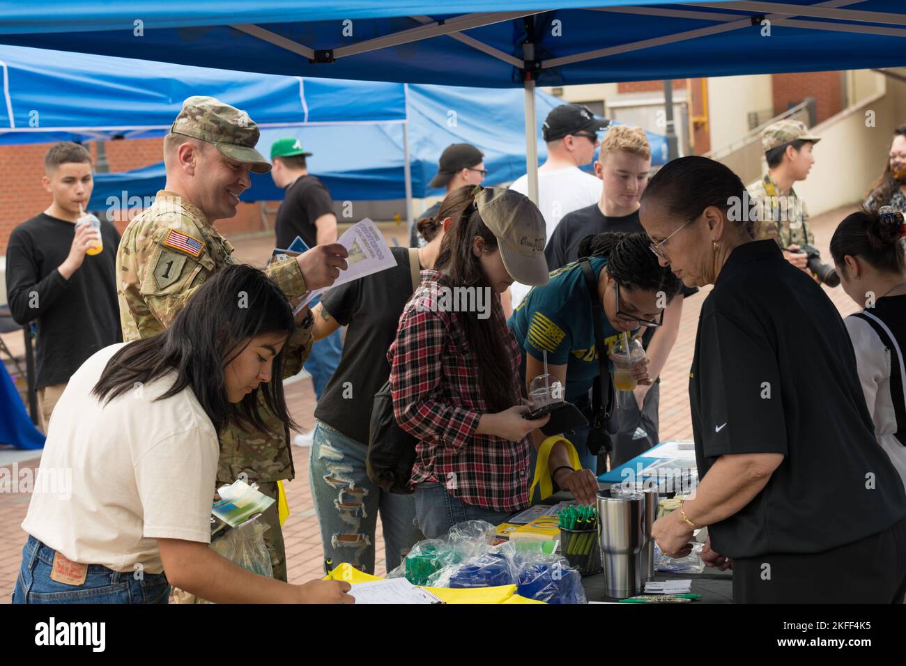 I membri della comunità di Humphreys dell'USAG esplorano le cabine alla fiera nazionale di benessere della comunità di prevenzione del suicidio e allo stand-down di sicurezza delle caserme ospitati dal programma di abuso di sostanze dell'esercito e DAL CAPO mercoledì 14 settembre, dalle 10:4 alle 22:00 nel centro di Plaza sul campo di Humphreys. L'evento è aperto a tutti i membri della comunità USAG Humphreys per conoscere il suicidio, compresi i fattori di rischio, i segni premonitori, le statistiche, il trattamento, e come riferire in modo responsabile. Foto Stock