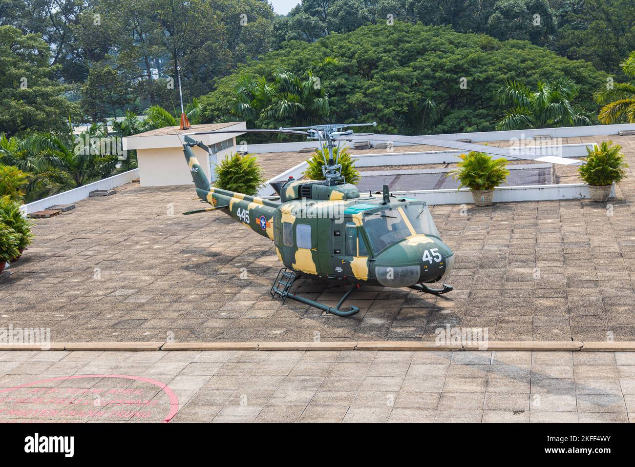 Ho Chi Minh City, Vietnam - 07 novembre 2022: Elicottero sul tetto del palazzo dell'indipendenza o del palazzo della riunificazione a Saigon. Costruito sul sito Foto Stock