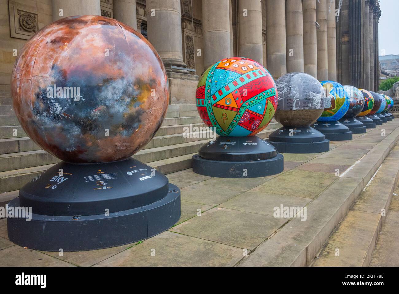 Mostra Globes dedicata a scoprire l'ingiustizia razziale e promuovere l'uguaglianza, Leeds Town Hall Steps, Regno Unito Foto Stock