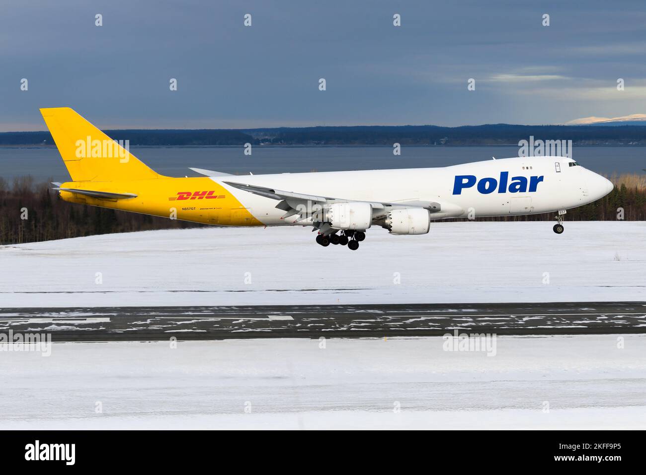 Aereo Polar Air Cargo Boeing 747-8F che atterra all'aeroporto di Anchorage. Aereo 747-8 per il trasporto di merci di Polar Air. Piano N857GT. Foto Stock