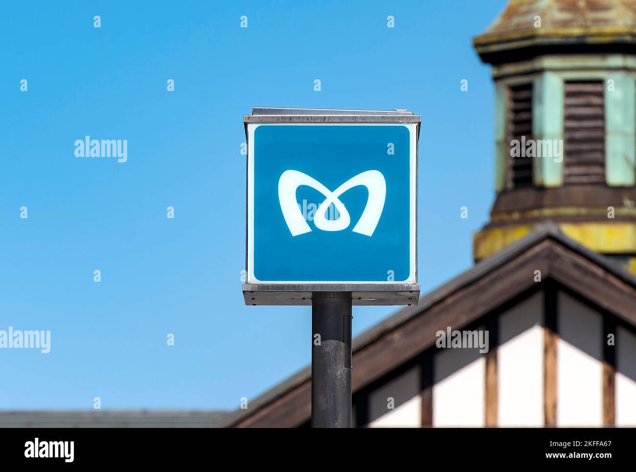 TOKYO - 05 GENNAIO: Emblema della metropolitana di Tokyo o della metropolitana di Tokyo come lettera M sulla stazione di Harajuku il 05 gennaio. 2017 in Giappone Foto Stock