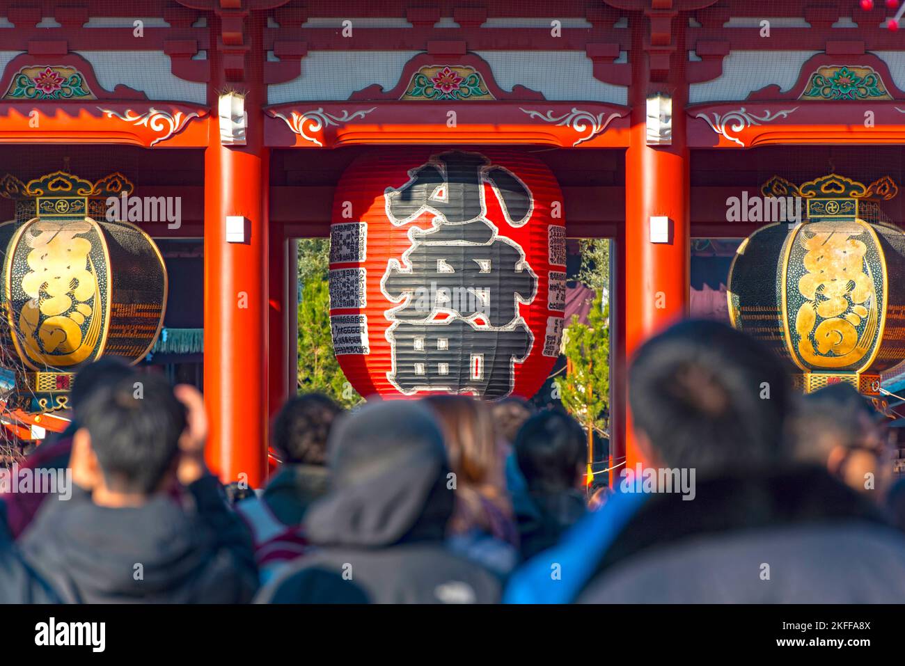 TOKYO - DEC 31: Folla di turisti e cittadini di Tokyo al Tempio Asakusa Kannon e Sensoji a Tokyo il 31 dicembre. 2016 in Giappone. È uno Foto Stock