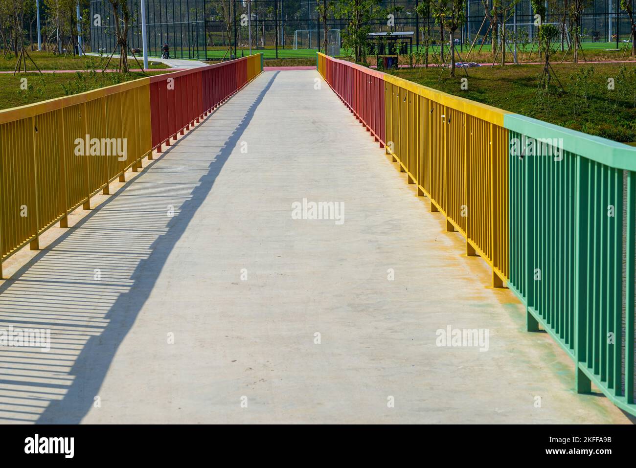 Ponte pedonale sopra una diga immagini e fotografie stock ad alta ...