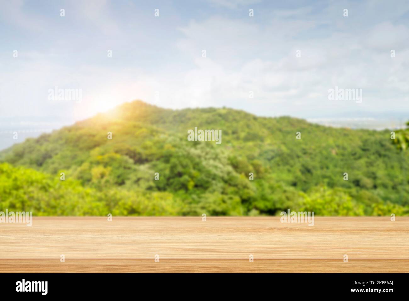paesaggio con verde collina, montagne, cielo blu, alba e tavola di pino bianco, scaffale per montaggio come esposizione. Sfondo naturale sfocato e bordo con p Foto Stock
