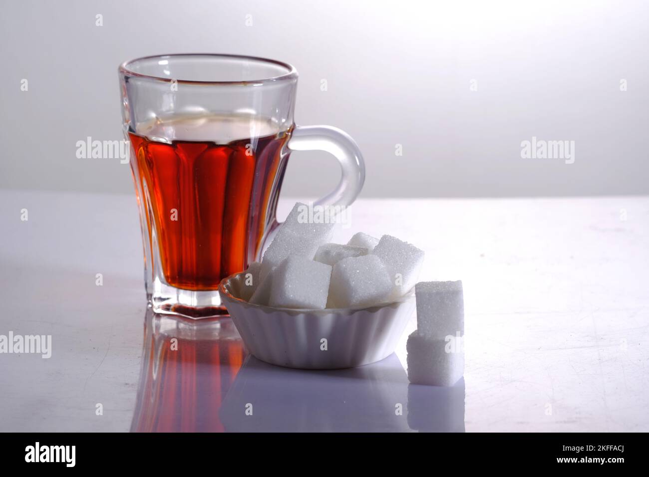 Raffinati cubetti di zucchero su sfondo bianco. Foto Stock