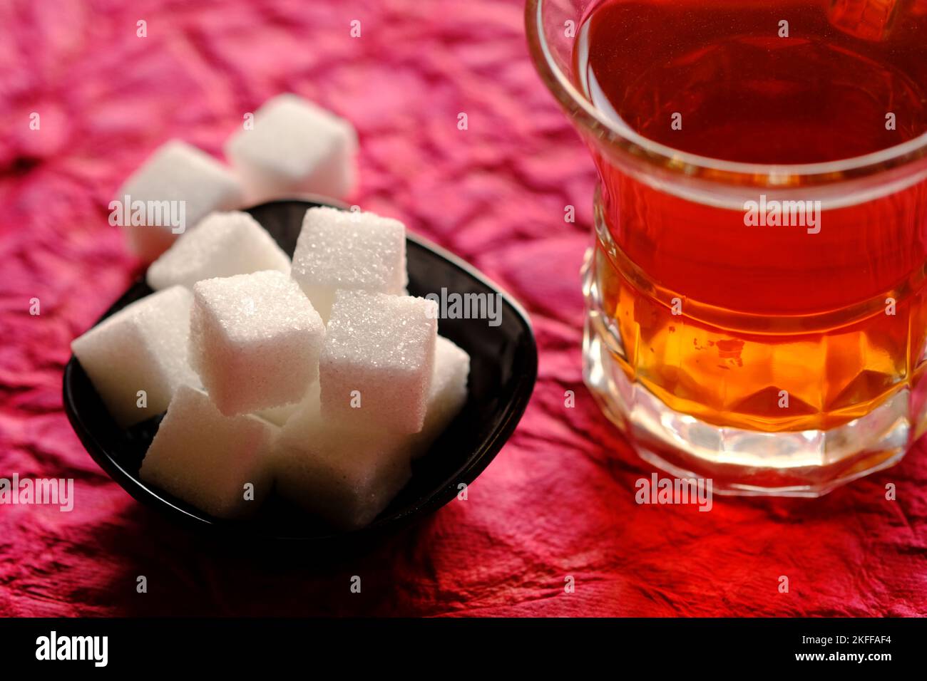 Raffinati cubetti di zucchero su sfondo bianco. Foto Stock