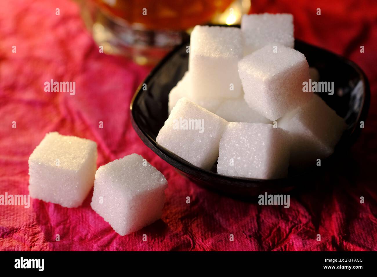 Raffinati cubetti di zucchero su sfondo bianco. Foto Stock