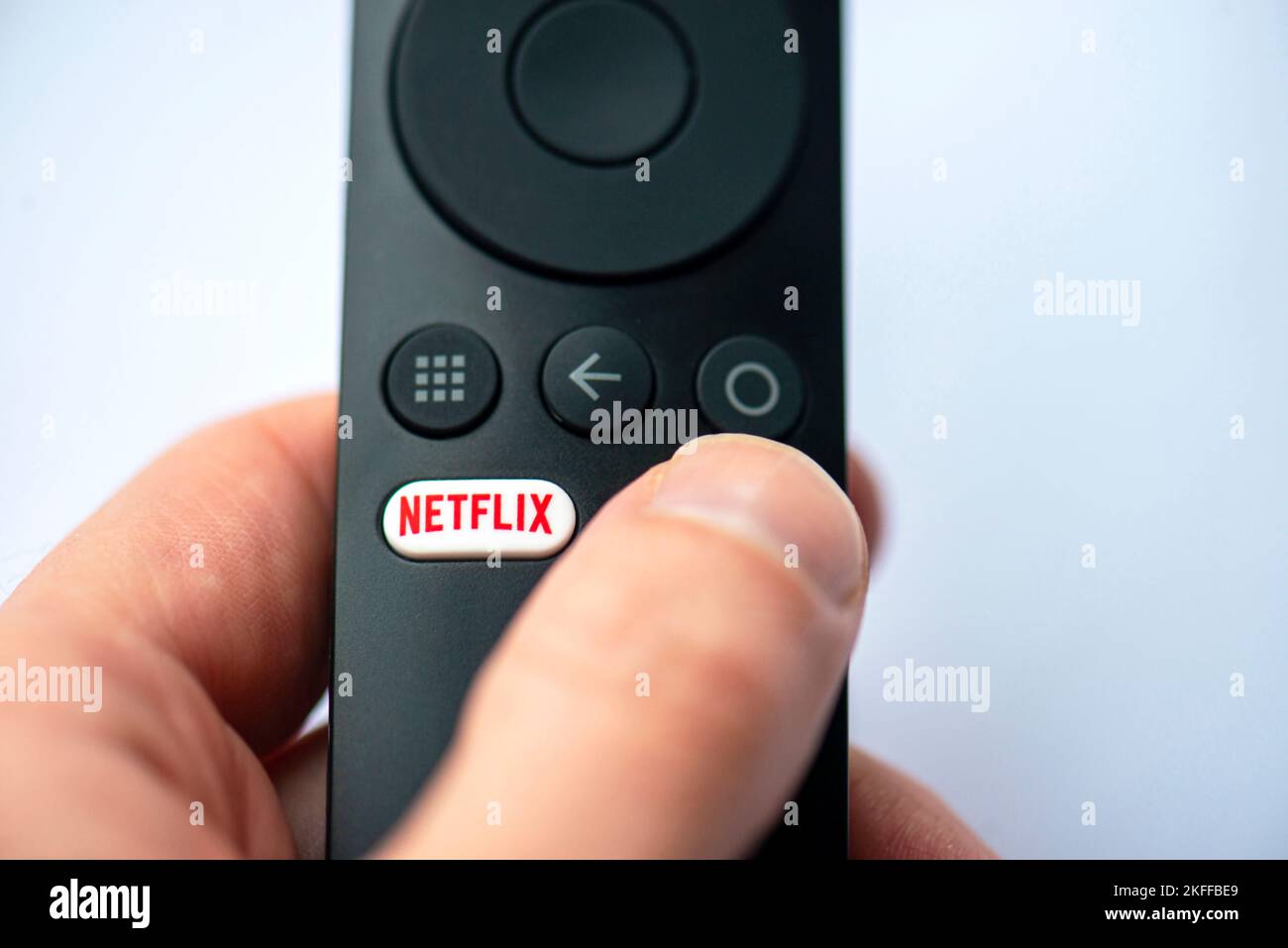 BERLINO - NOV 10: Primo piano di Button con il logotipo Netflix su un telecomando TV a Berlino il 10 Novembre. 2022 in Germania. Netflix, Inc. È un subsc americano Foto Stock