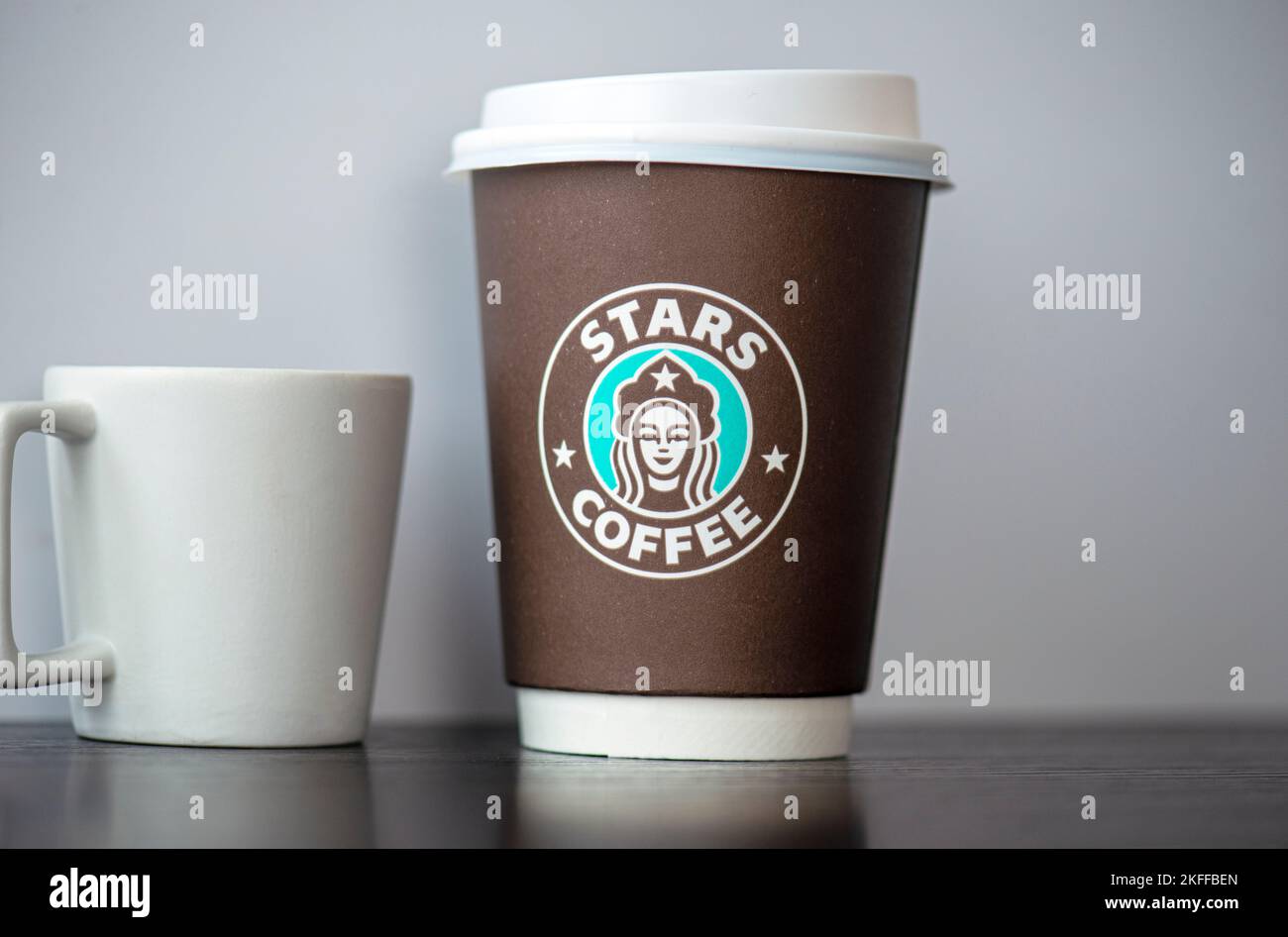 MOSCA - NOVEMBRE 18: Coppa di carta con logo Stars Coffee in superficie a Mosca, Novembre 18. 2022 in Russia Foto Stock