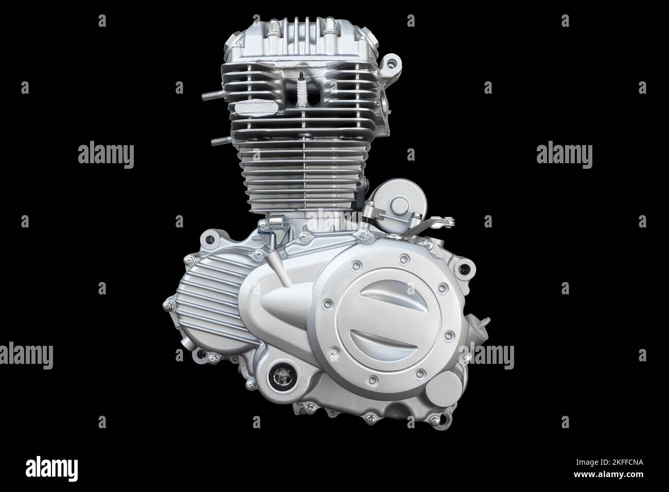 Motore per motociclette isolato su sfondo nero. Motore a combustione interna raffreddato ad aria per moto, motoslitta o ATV. Primo piano motore color argento. ISOL Foto Stock