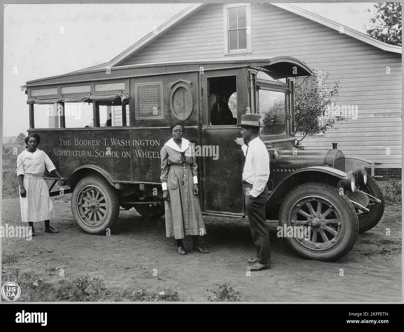 Contea di Madison, Alabama. [Afroamericano] agenti e infermiere rurale con scuola mobile - The Booker T. Washington Agricultural School on Wheels - 1923 Foto Stock