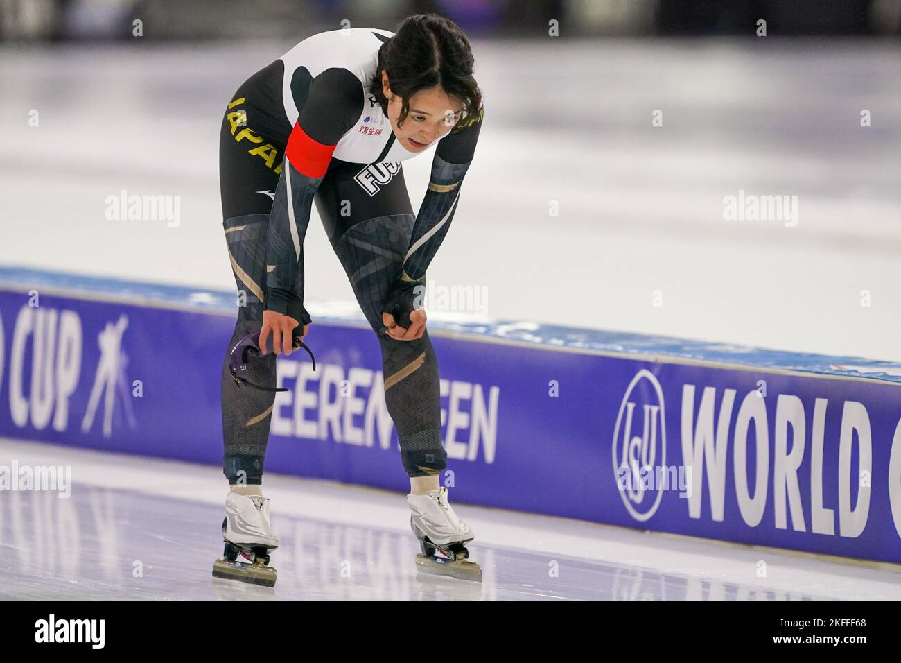 HEERENVEEN, PAESI BASSI - 18 NOVEMBRE: Sumire Kikuchi del Giappone dopo aver gareggiato sul gruppo femminile B 1000m durante la Coppa del mondo di Speedskating 2 il 18 novembre 2022 a Heerenveen, Paesi Bassi (Foto di Andre Weening/Orange Pictures) Foto Stock