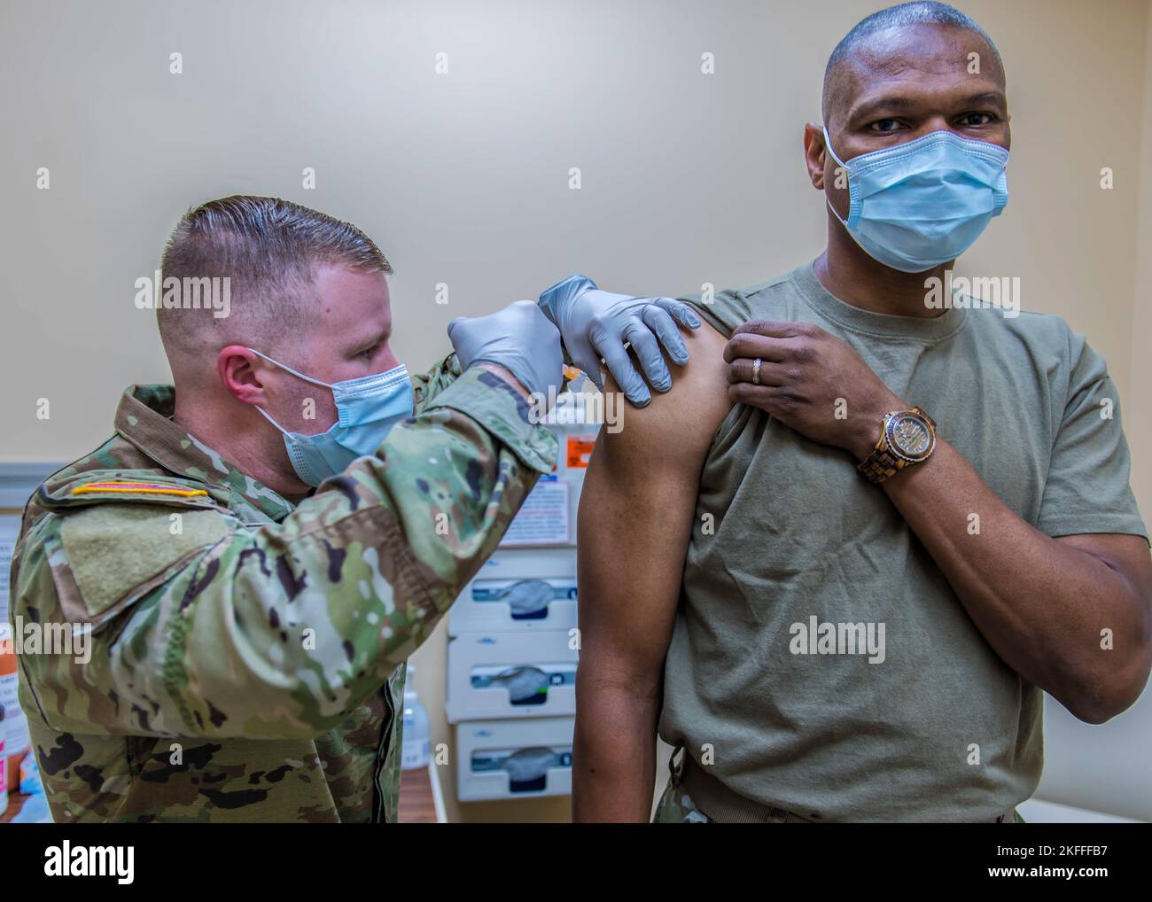 FORTE BELVOIR, VA. (14 settembre 2022)-- comando dell'esercito degli Stati Uniti Sgt. Michael Gragg, Senior Enlisted leader della Defense Health Agency, si prepara a ricevere il suo vaccino di richiamo COVID-19 presso la clinica di immunizzazione dell'ospedale di Belvoir il 14 settembre 2022. Il Belvoir Hospital è un ospedale militare da 120 posti letto, 1,3 milioni di piedi quadrati, che serve una popolazione regionale di 250.000 persone con circa 100.000 iscritti che ricevono servizi di assistenza ospedaliera e specialistica supportati da 55 cliniche specializzate, un padiglione del guerriero (per combattere feriti/feriti/malati), il programma di dipendenze tra pazienti, e Th Foto Stock