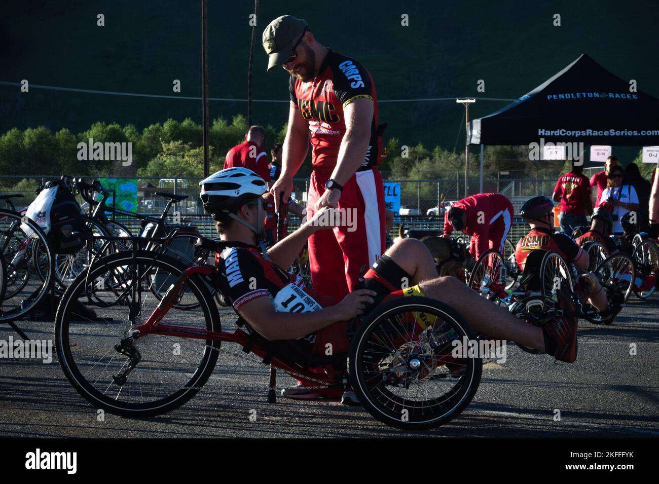 Il veterano marino Richard Stalder, di Muenster, Texas, riceve qualche incoraggiamento prima dell'inizio della recumbent gara ciclistica durante gli anni '20 Foto Stock