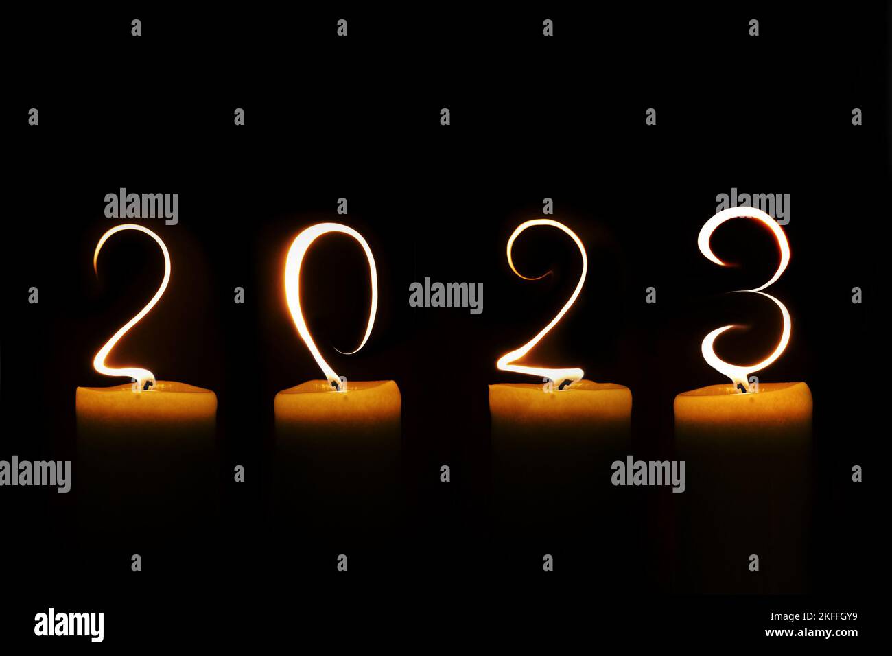 2023 scritto con candele su sfondo nero, biglietto di auguri di nuovo anno Foto Stock