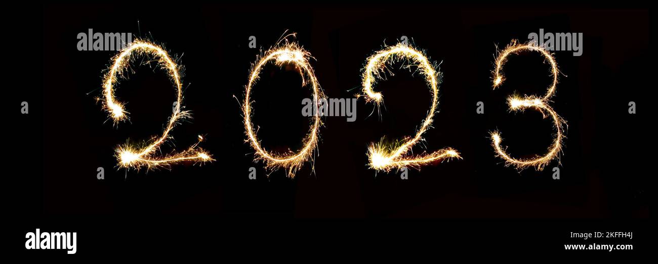 2023 scritto con sparkler fuochi d'artificio, intestazione di nuovo anno o banner web Foto Stock