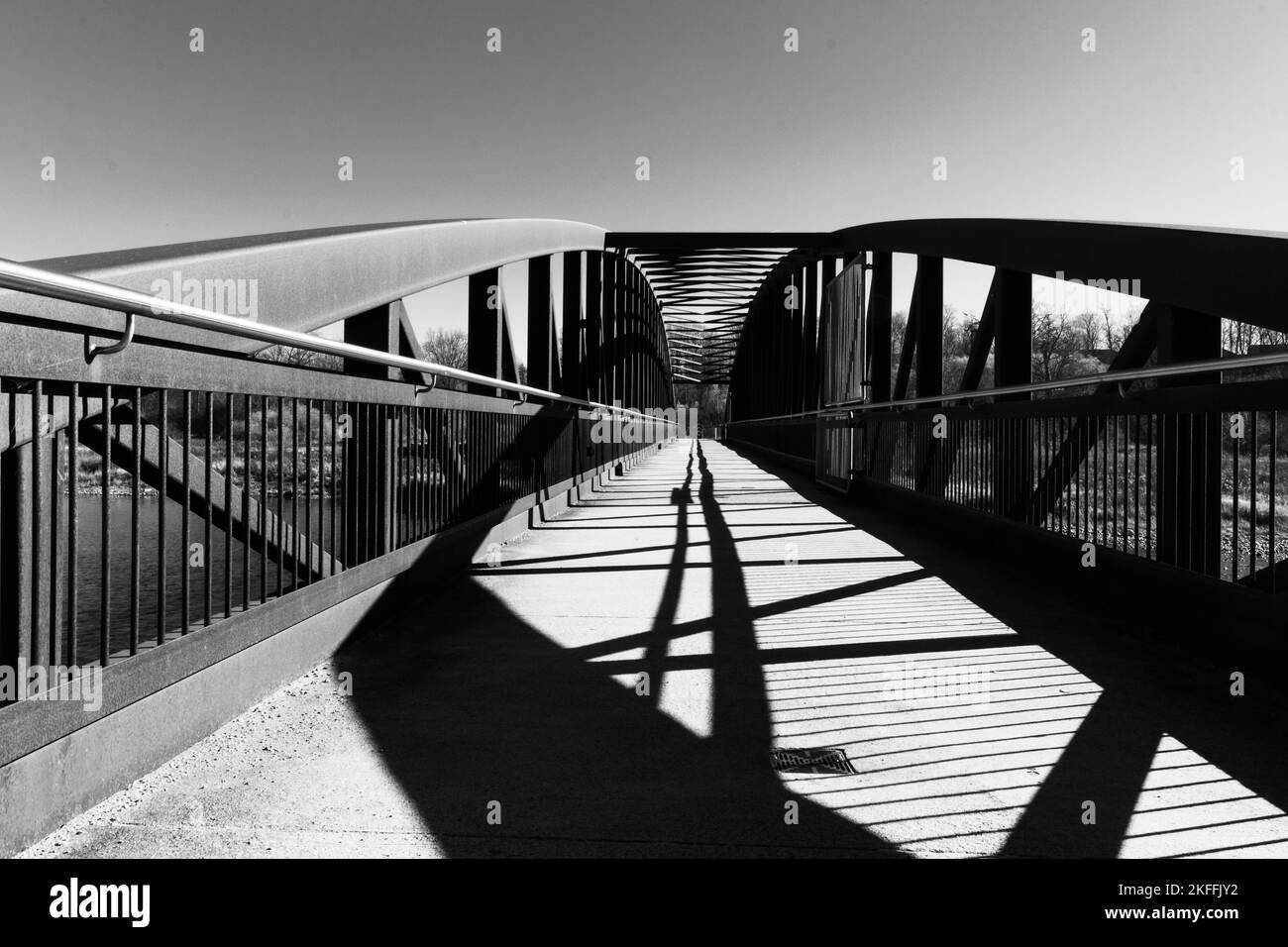 Interazione di ombre e gradiente di luce e ombra di un ponte sul Grand River Foto Stock