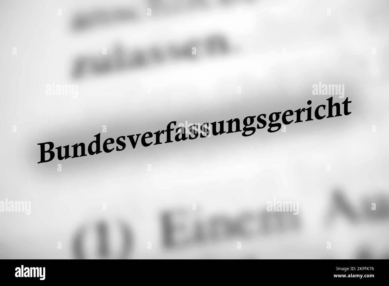 Un'attenzione selettiva dalla pagina del libro della parola Bundesverfassungsgericht tradotta come Corte costituzionale federale Foto Stock