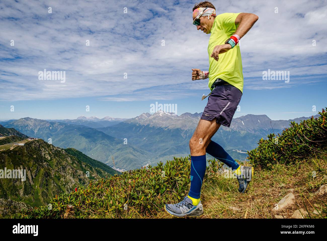 Rosa Khutor, Russia - 10 settembre 2022: Atleta maschile che corre lungo ripide montagne nel Rosa Wild Trail Foto Stock