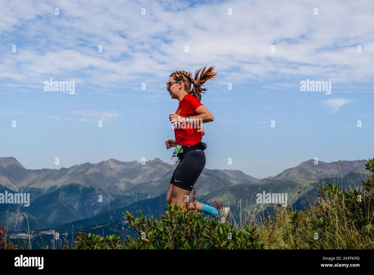 Rosa Khutor, Russia - 10 settembre 2022: Atleta femminile che corre lungo ripide montagne nel Rosa Wild Trail Foto Stock