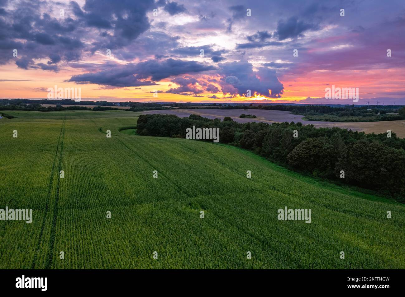 Una vista drone di un tramonto sui campi nello Schleswig-Holstein, Germania settentrionale Foto Stock
