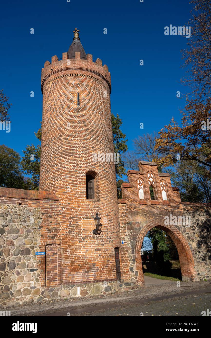 18 novembre 2022, Meclemburgo-Pomerania occidentale, Neubrandenburg: Vista del Fangelturm nella parete della città di Neubrandenburg. Fu costruito intorno al 1400 al posto di un Wiekhaus sulle mura della città. All'interno della torre, che è di circa 19 metri di altezza fino alla piastra di sbarramento, vi è anche una prigione due metri e mezzo sotto il livello della strada, che aveva servito come prigione comunale fino al 19th ° secolo. Da qui il nome 'Fangelturm'. I 56 edifici a tre piani, originariamente inseriti ad intervalli di 30 - 50 metri nelle mura della città, che era un buon sette metri di altezza, una volta serviva a difendere la città contro l'invad Foto Stock