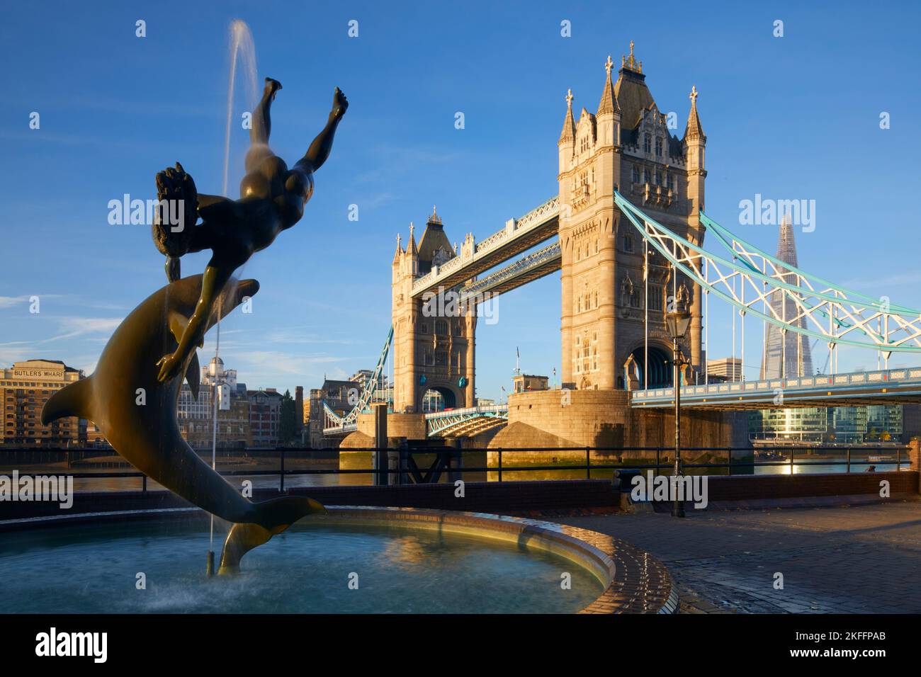 Ragazza con statua di Delfino e Tower Bridge, Londra, Inghilterra, Gran Bretagna Foto Stock