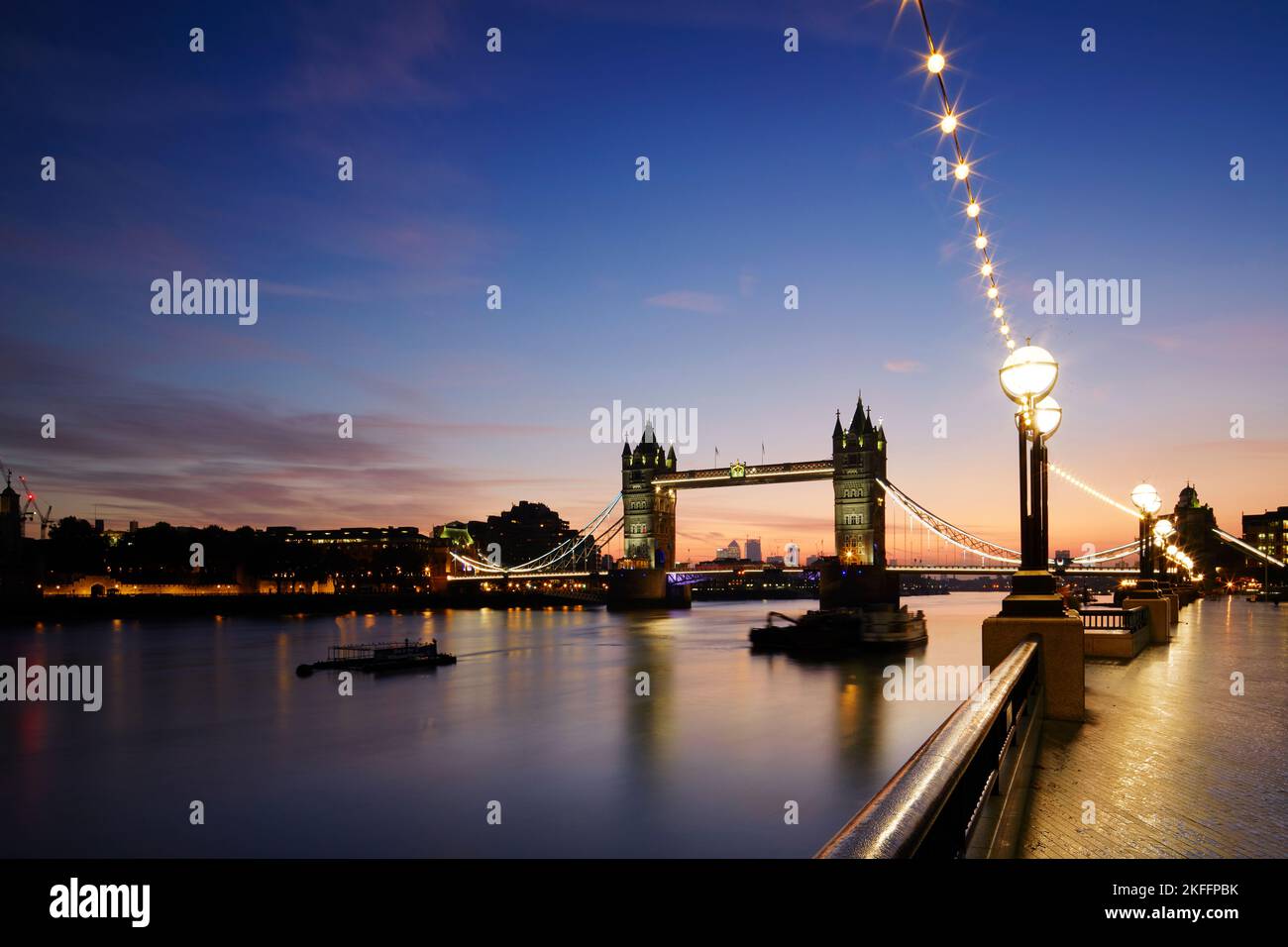 Tower Bridge e South Bank illuminati all'alba, Londra, Inghilterra, Gran Bretagna Foto Stock