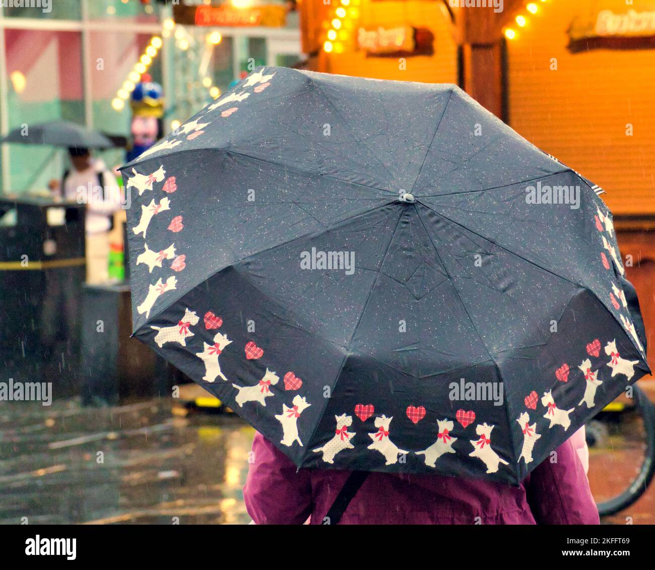 Glasgow, Scozia, Regno Unito 18th novembre 2022. Il tempo del Regno Unito: Torrential Rain ha visto una serie di ombrelli nel centro della città. Credit Gerard Ferry/Alamy Live News Foto Stock