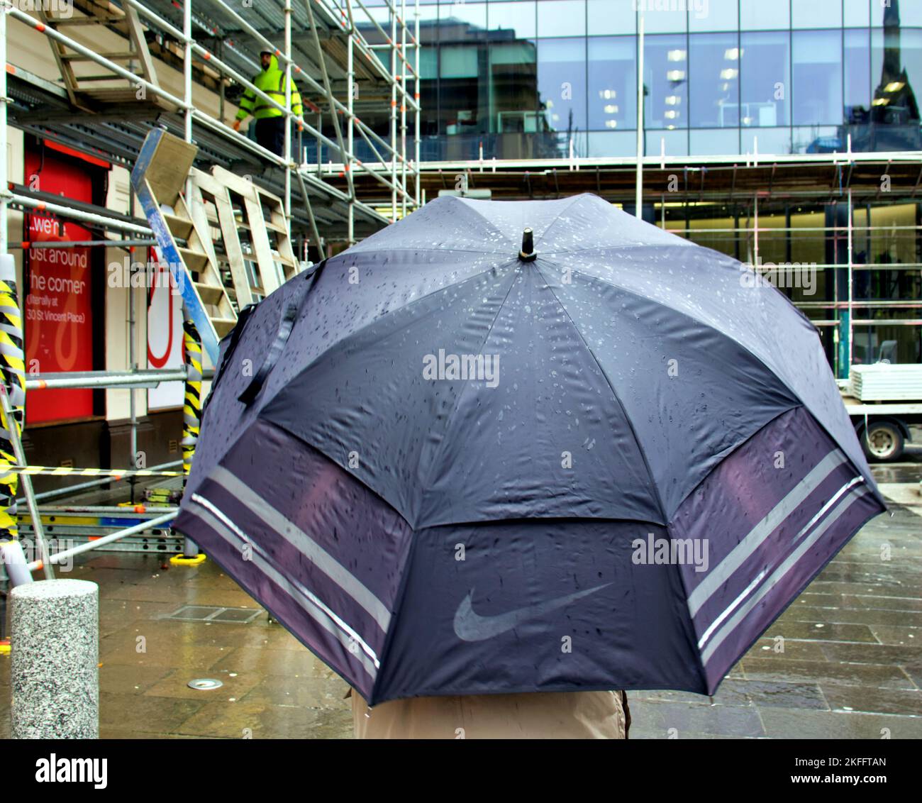 Glasgow, Scozia, Regno Unito 18th novembre 2022. Il tempo del Regno Unito: Torrential Rain ha visto una serie di ombrelli nel centro della città. Credit Gerard Ferry/Alamy Live News Foto Stock