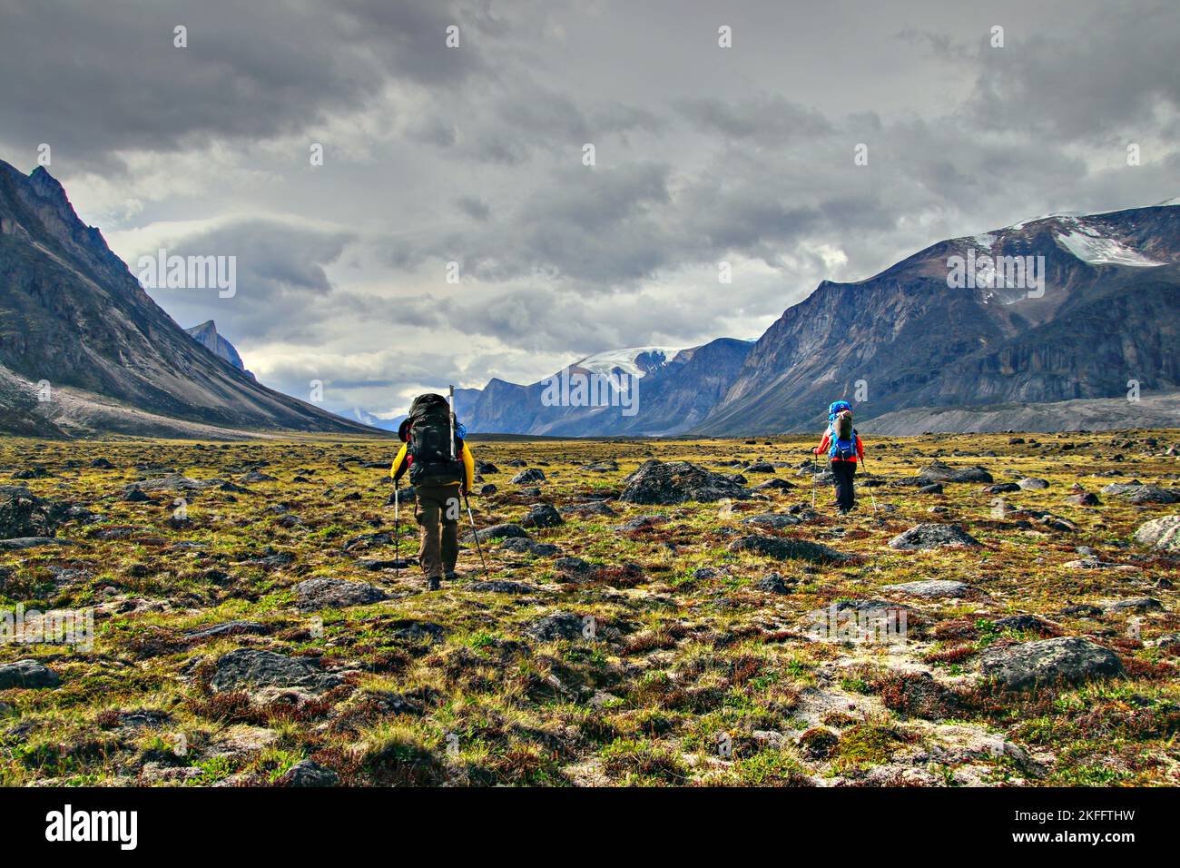 Trekking nella Tundra artica lungo il fiume Owl sulla traversata del Passo Akshayuk nel Parco Nazionale di Auyuittuq, Isola di Baffin, Artico Canadese Foto Stock