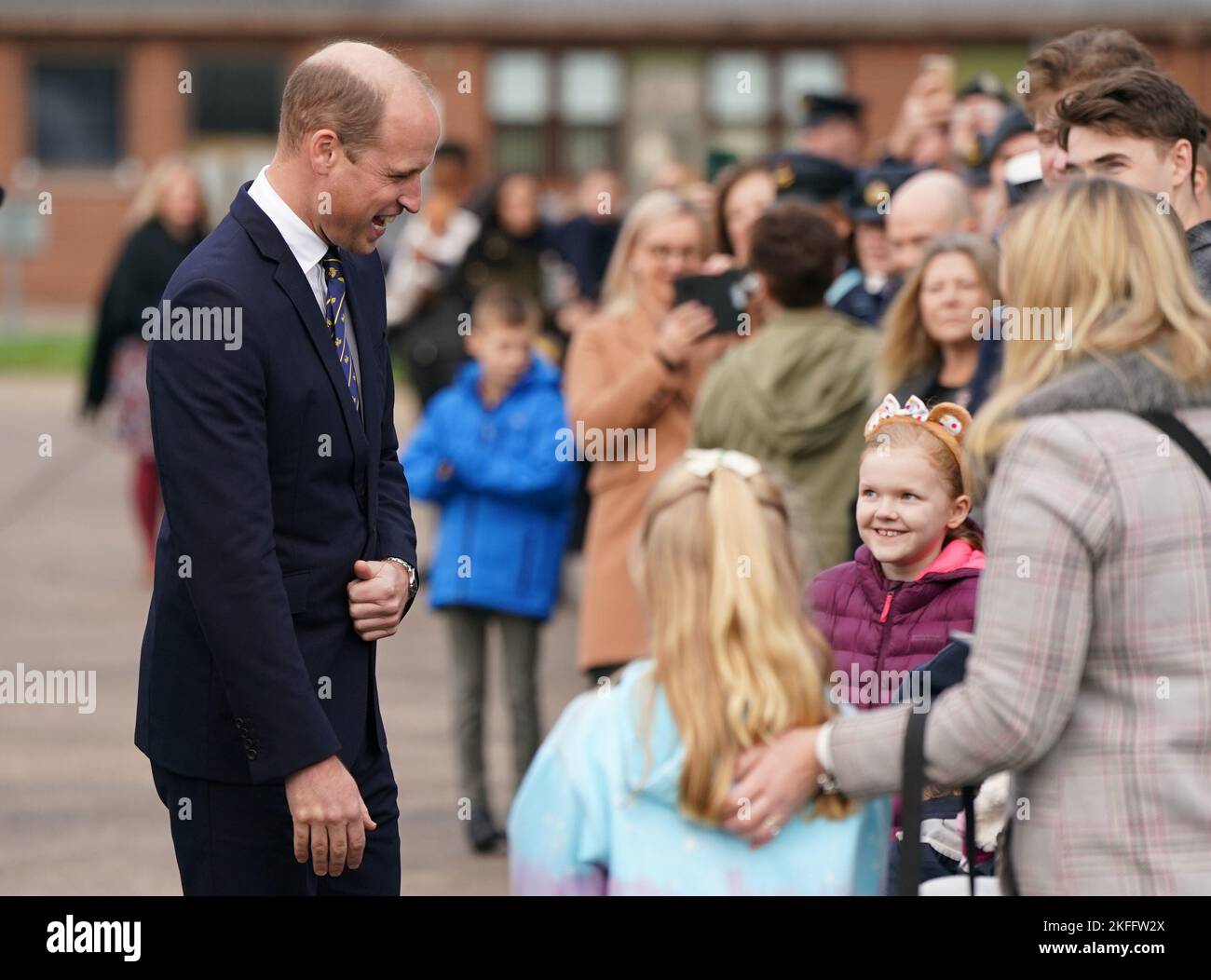 Il Principe del Galles incontra i familiari del personale della RAF durante una visita alla RAF Coningsby, Lincolnshire, per conoscere le innovazioni tecnologiche future e aprire un nuovo club di boxe. Data immagine: Venerdì 18 novembre 2022. Foto Stock
