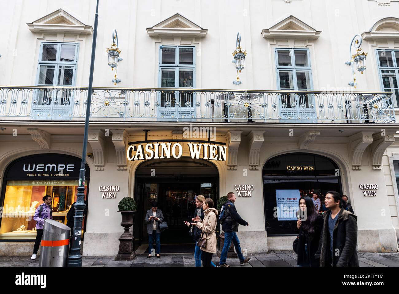 Vienna, Austria - 14 ottobre 2022: Facciata e segno del Casinò di Vienna con la gente in giro in via Karntner, una strada commerciale a Vienna, Austria Foto Stock