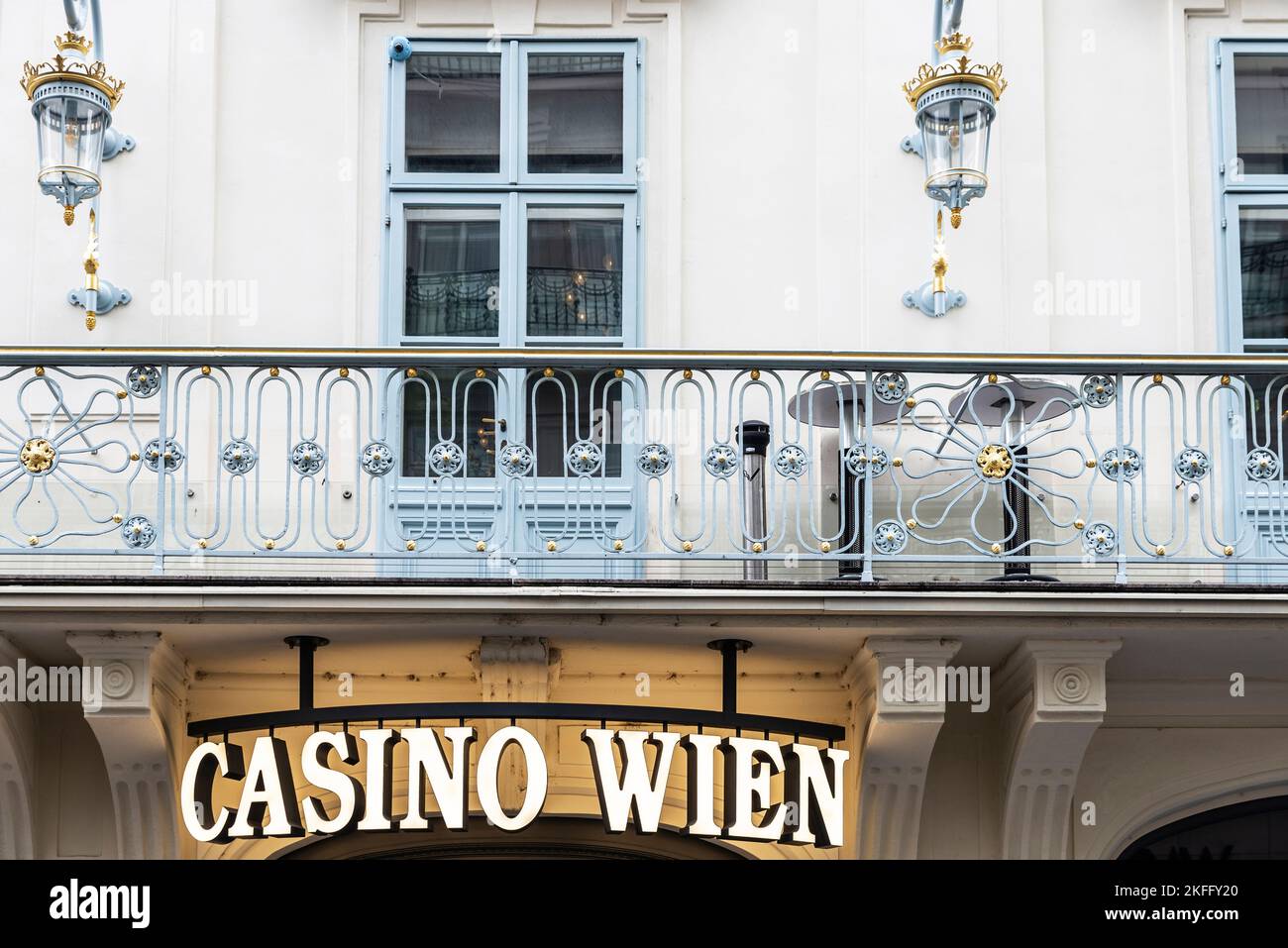 Vienna, Austria - 14 ottobre 2022: Facciata e segno del Casinò di Vienna in via Karntner, una via commerciale a Vienna, Austria Foto Stock