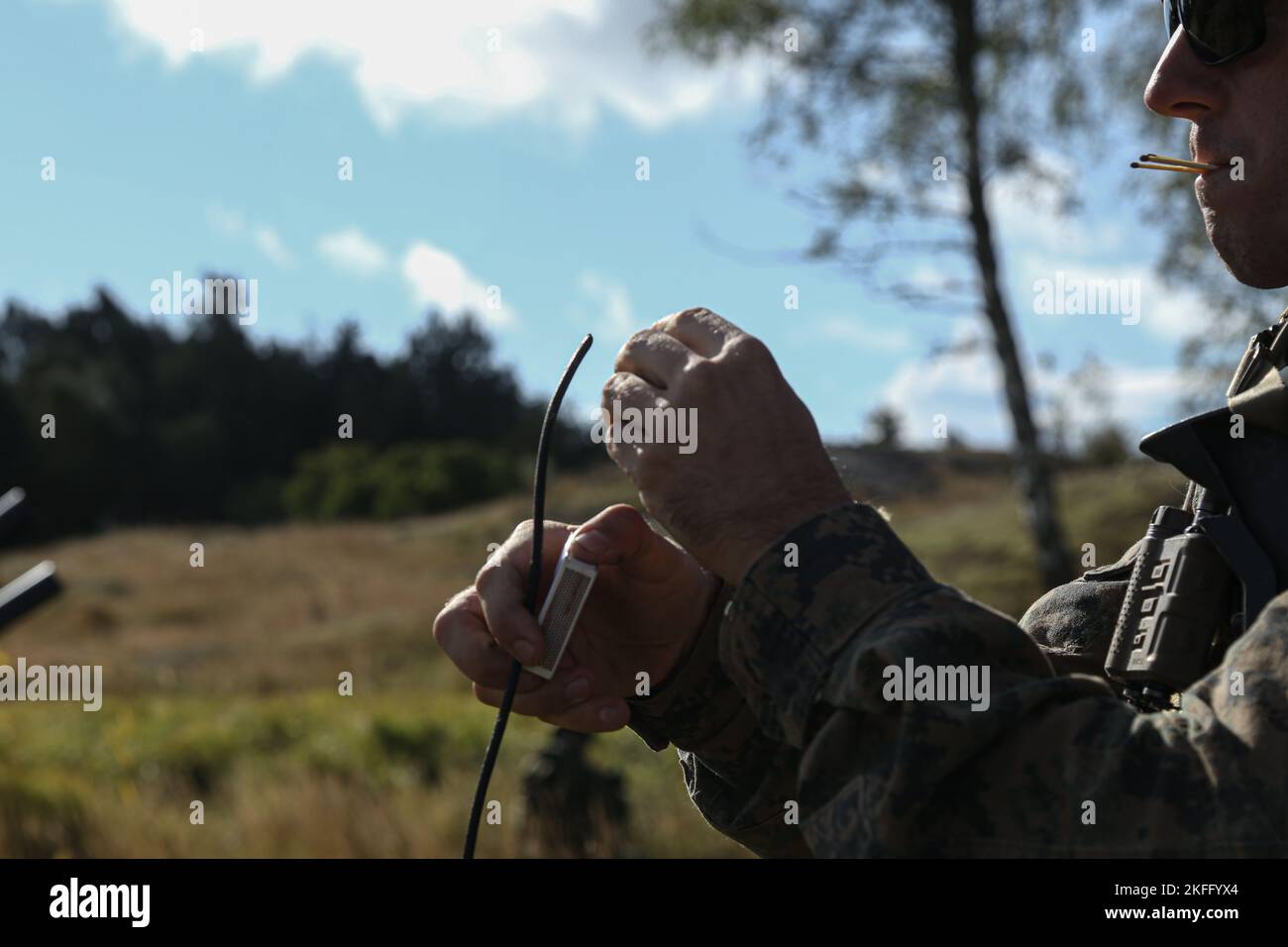 Una marina statunitense con 2D battaglione di rinascita, II Marine Expeditionary Force, accende un fusibile su una carica di demolizione durante l'attività Arcipelago Esercitazione (AE22) presso la base navale di Berga, Svezia, 15 settembre 2022. AE22 è un esercizio integrato di formazione sul campo che aumenta le capacità operative e migliora la cooperazione strategica tra i Marines statunitensi e le forze svedesi. Foto Stock