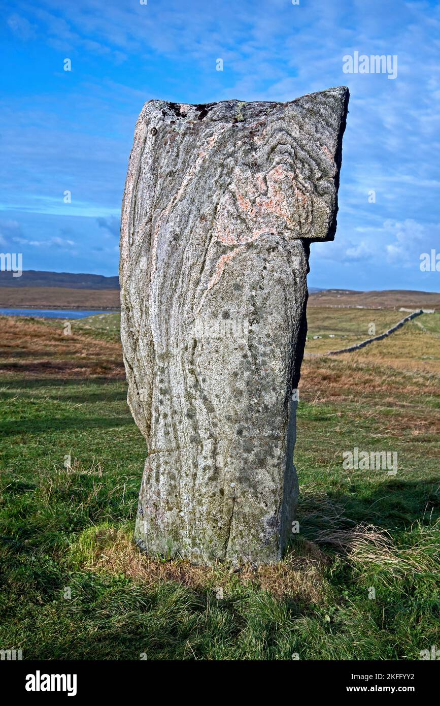 Singola pietra eretta, parte del cerchio di pietra di Callanish, un cerchio di pietra vecchio di 5.000 anni sull'isola di Lewis nelle Ebridi esterne, Scozia, Regno Unito. Foto Stock