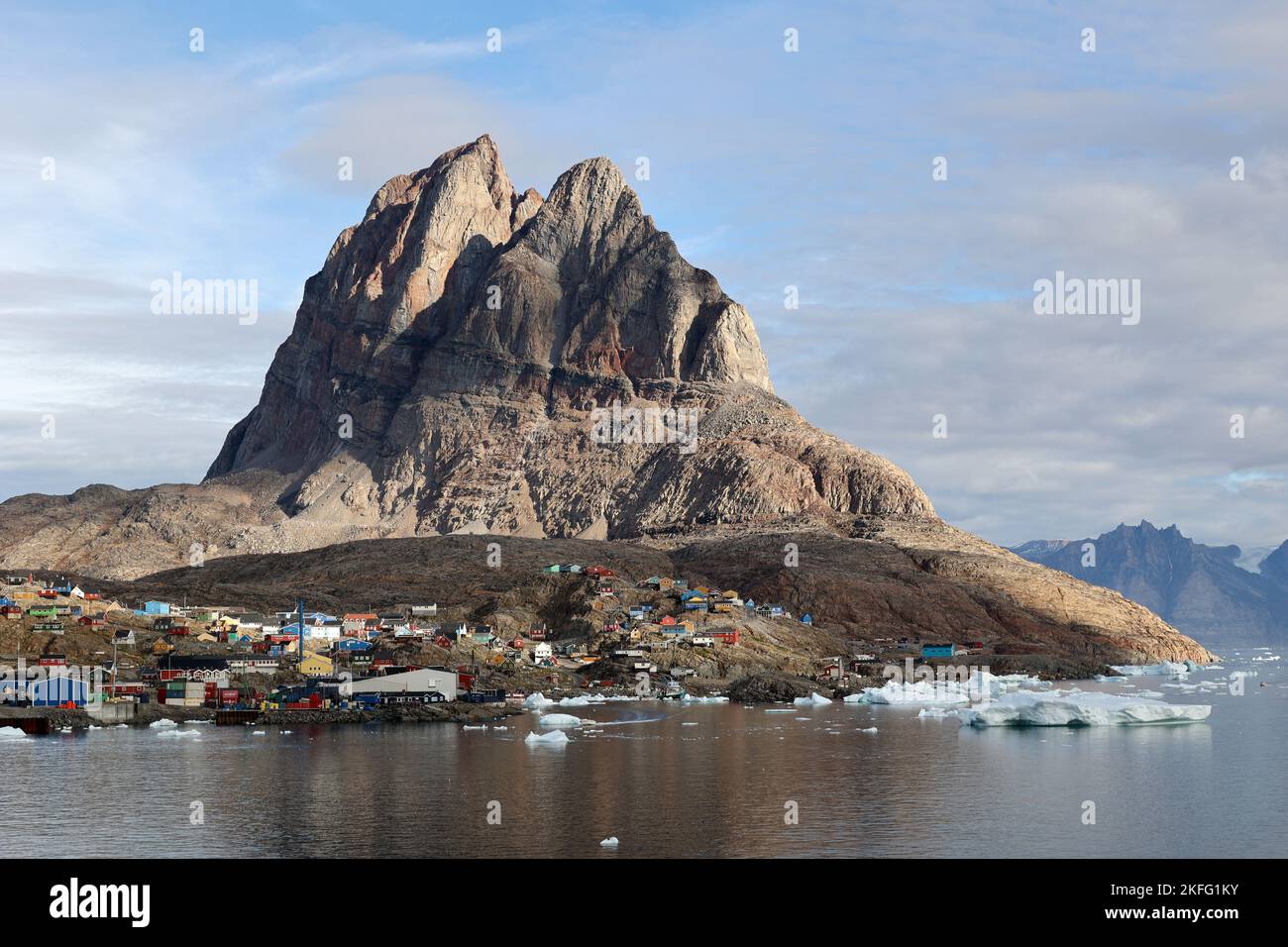 Vista sulla città groenlandese di Uummannaq con la sua roccia caratteristica Foto Stock