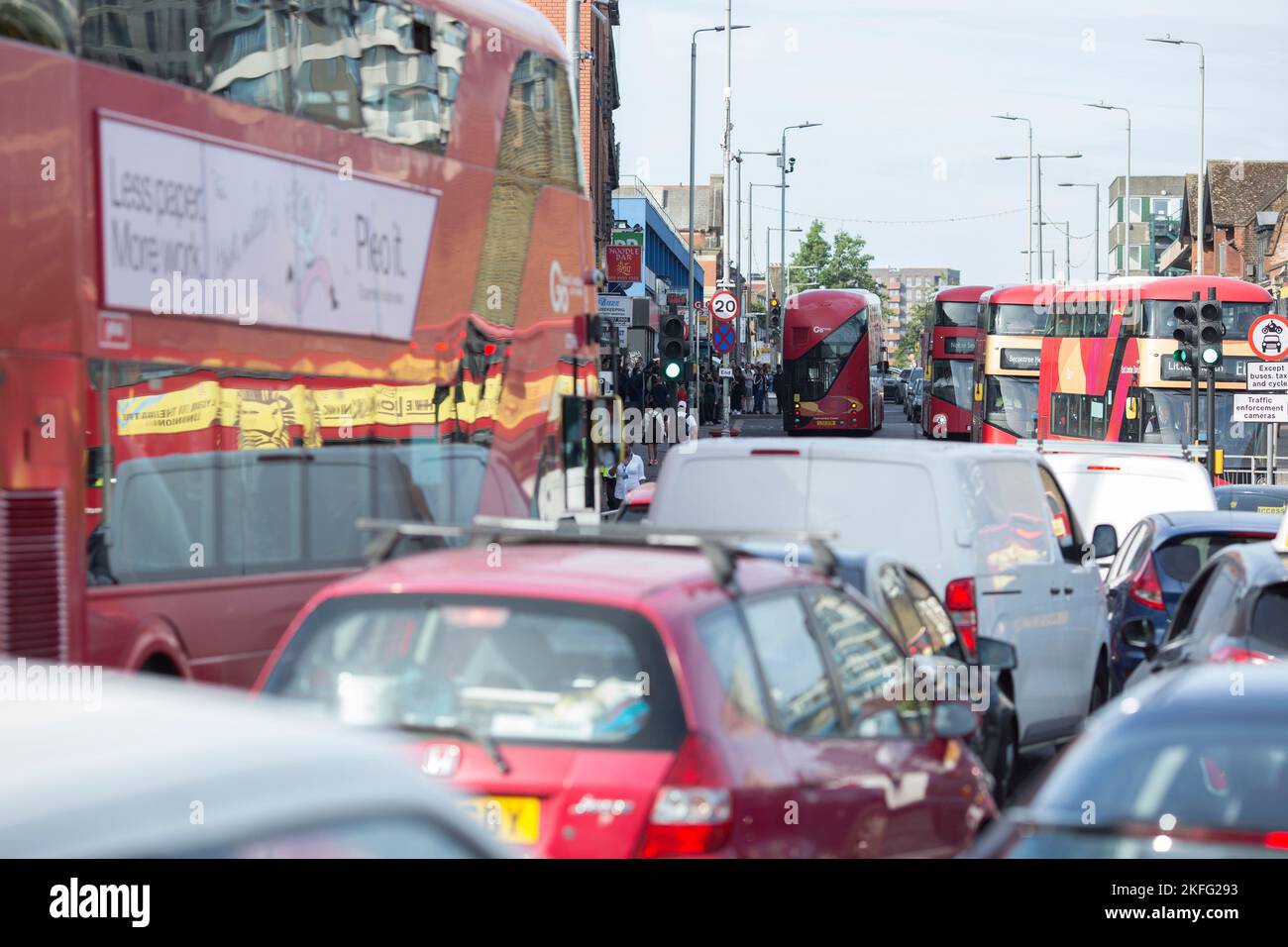 Gli autobus a due piani sono visti all'interno e intorno ad una rotonda congestionata a Barking, East London, la mattina, mentre lo sciopero ferroviario nazionale è in corso. Foto Stock