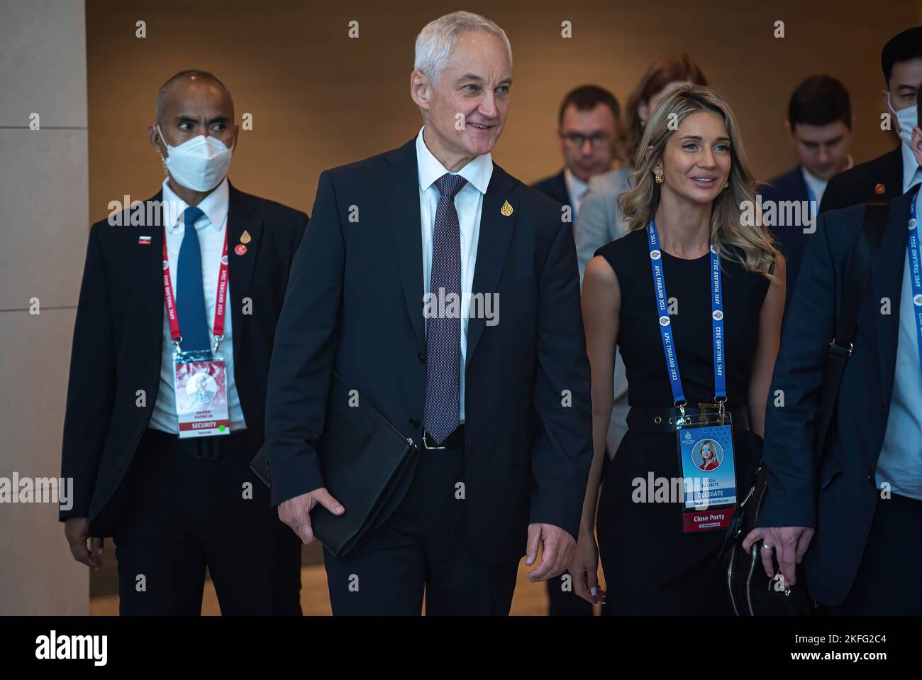 Bangkok, Thailandia. 18th Nov 2022. Il primo Vice primo Ministro del russo Andrei Belousov entra nel dialogo dei leader dell'APEC presso il Centro Nazionale Congressi Queen Sirikit di Bangkok. Credit: SOPA Images Limited/Alamy Live News Foto Stock