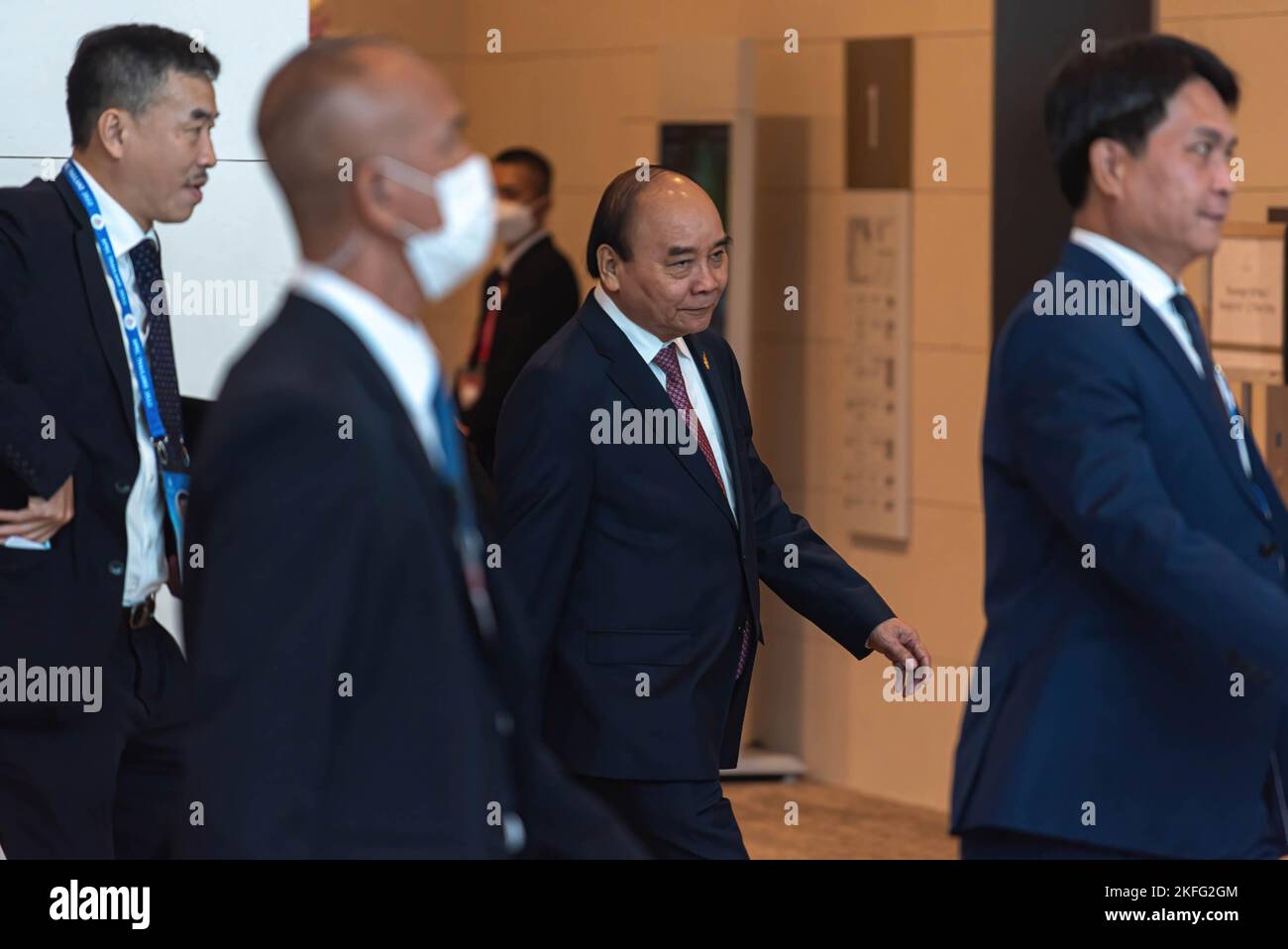 Bangkok, Thailandia. 18th Nov 2022. Il presidente del Vietnam Nguyen Xuan Phuc entra nel dialogo dei leader dell'APEC al Centro Nazionale Congressi Queen Sirikit di Bangkok. Credit: SOPA Images Limited/Alamy Live News Foto Stock