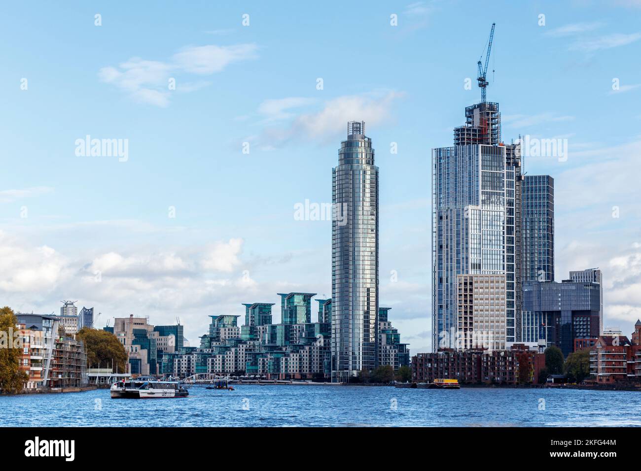 Alti edifici sulla riva sud del Tamigi a Vauxhall, Londra, Regno Unito Foto Stock