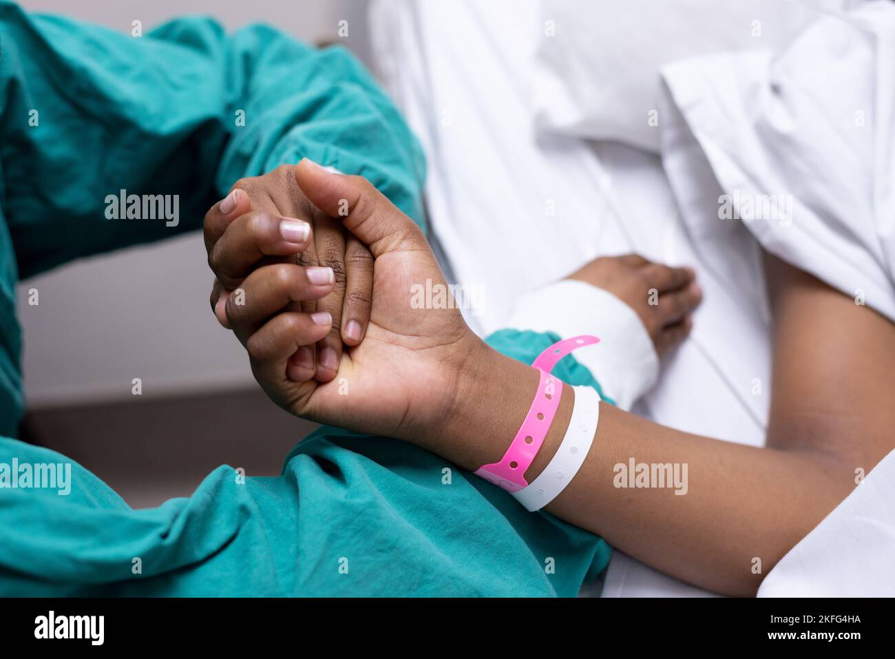 Immagine di un medico che tiene una mano del paziente. Foto Stock