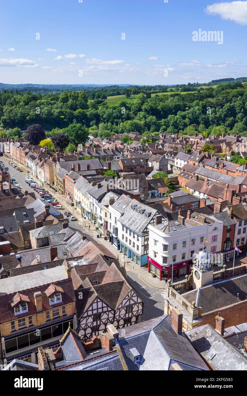 Ludlow Shropshire si affaccia su Broad Street e sul piccolo centro commerciale con il Buttercross medievale Ludlow Shropshire Inghilterra UK GB Europe Foto Stock