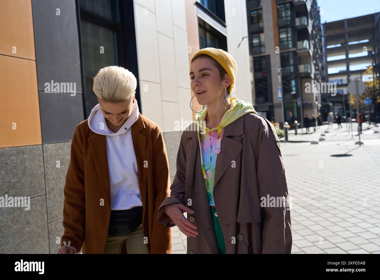 Donne carine, coppia lgbt, divertente chiacchierare e trascorrere la giornata insieme Foto Stock