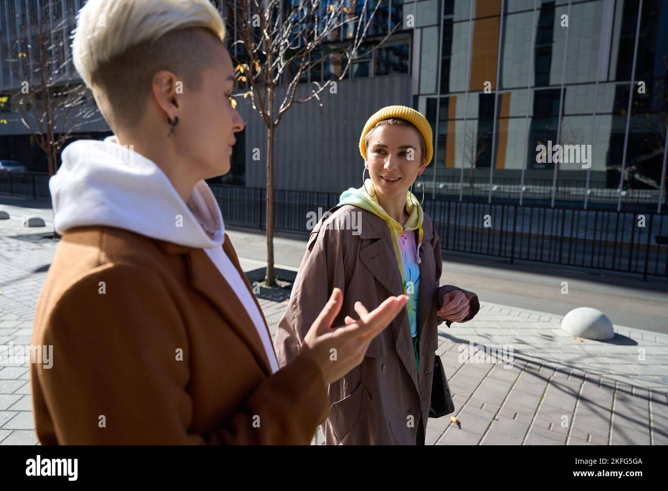 Brunette e bionda con taglio di capelli alla moda, trascorrete la giornata insieme Foto Stock