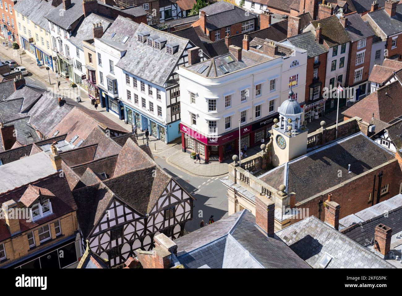 Ludlow Shropshire si affaccia su Broad Street e sul piccolo centro commerciale con il Buttercross medievale Ludlow Shropshire Inghilterra UK GB Europe Foto Stock