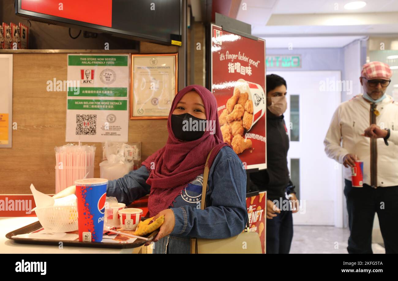 Pipin acquista il suo primo pasto KFC certificato halal presso il negozio KFC ChuangHH London Plaza (Jordan), certificato halal dal 4 novembre 2022. 04NOV22 SCMP / Xiaomei Chen Foto Stock