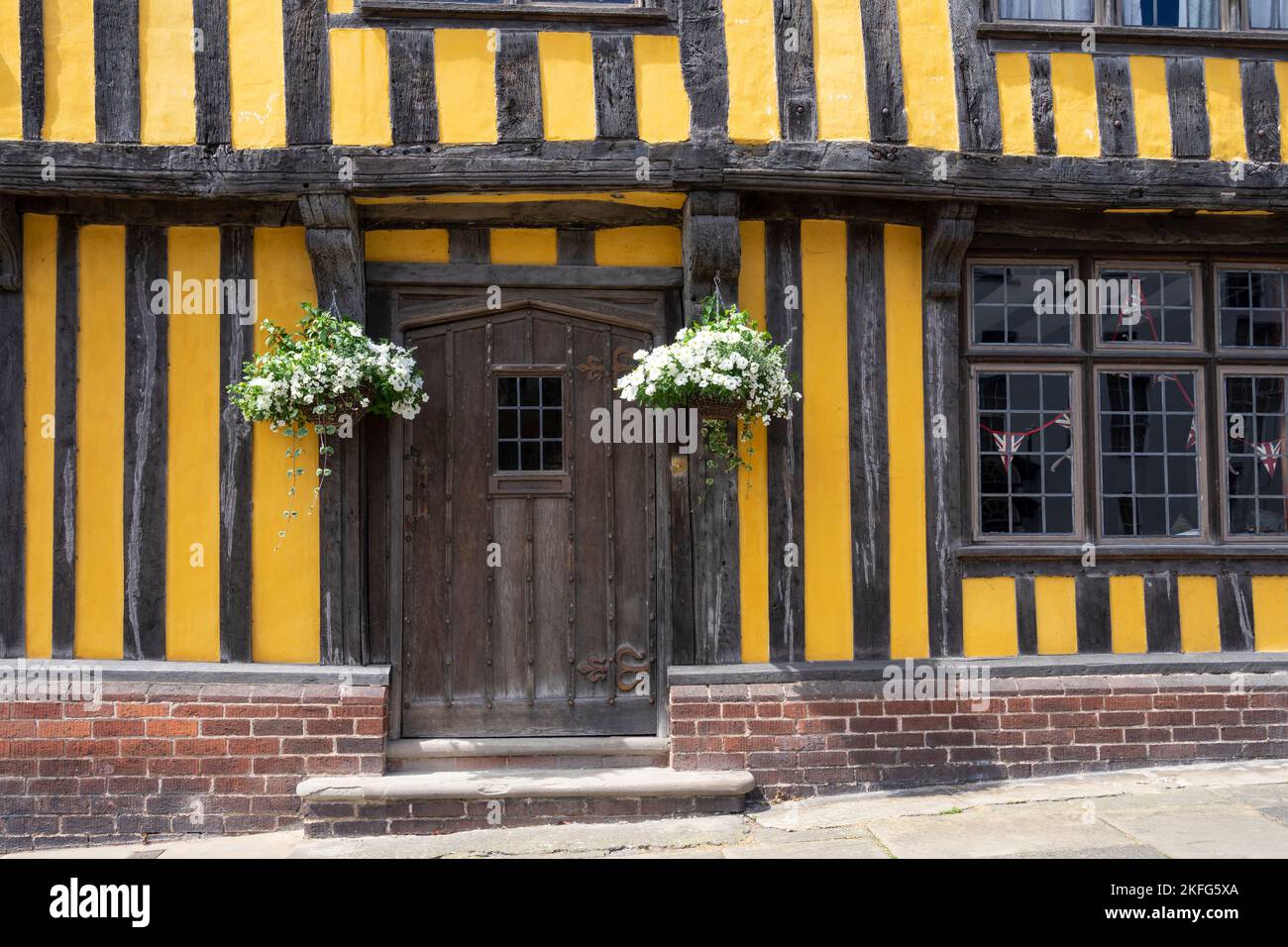 Ludlow Shropshire giallo medievale tudor casa una casa a graticcio sulla strada larga in Ludlow Shropshire Inghilterra UK GB Europa Foto Stock